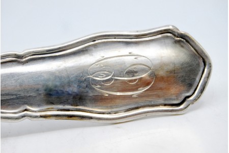 Concha de sopa em prata lisa com frisos ao longo do cabo.